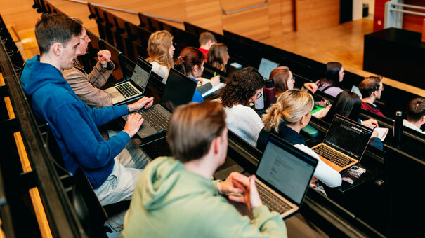 Studierende in einem Hörsaal der Universität Regensburg