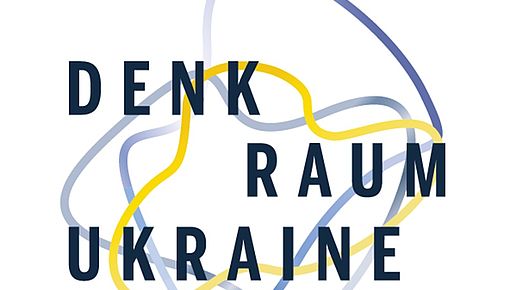 Logo des Denkraum Ukraine, mit schwarzer Schrift sowie blauen und gelben, organischen Formen im Hintergrunf