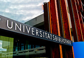Eingang mit Schriftzug Universitätsbibliothek