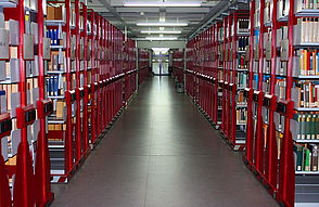 Büchermagazin mit vielen Buchregalen