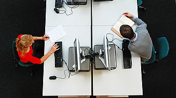 Zwei Computerarbeitsplätze von oben