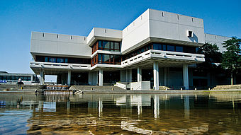Gebäude der Zentralbibliothek, im Vordergrund der Uni-See