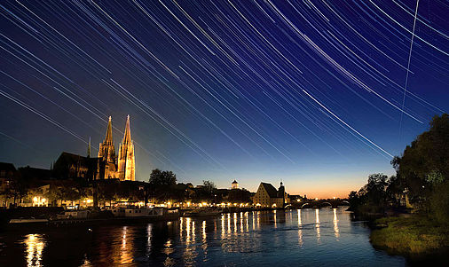 Regensburger Altstadt, Donau, bei Nacht, Sternenhimmel