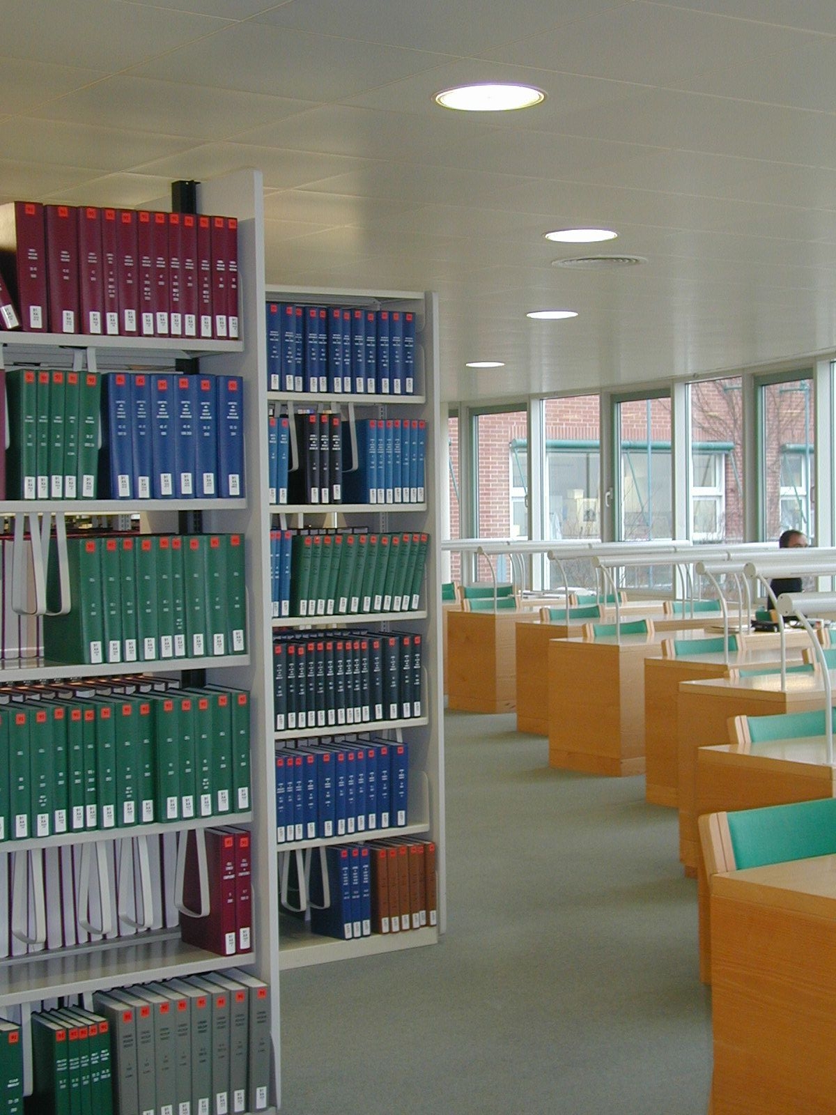 Links Bücherregale, rechts Arbeitsplätze (öffnet Vergrößerung des Bildes)