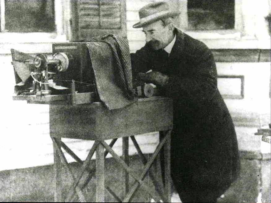 Wilson Bentley taking a photograph of an ice crystal (externer Link, öffnet neues Fenster)