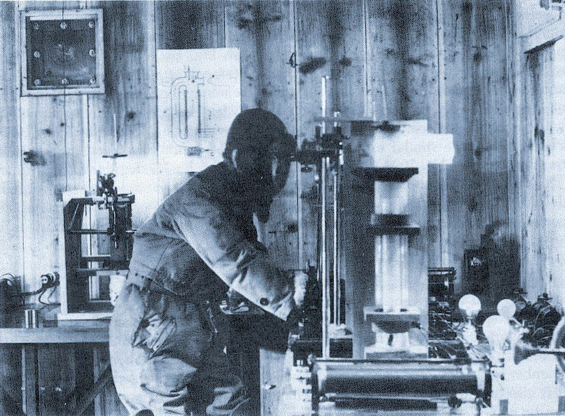 Ukichiro Nakaya in seinem Labor (externer Link, öffnet neues Fenster)
