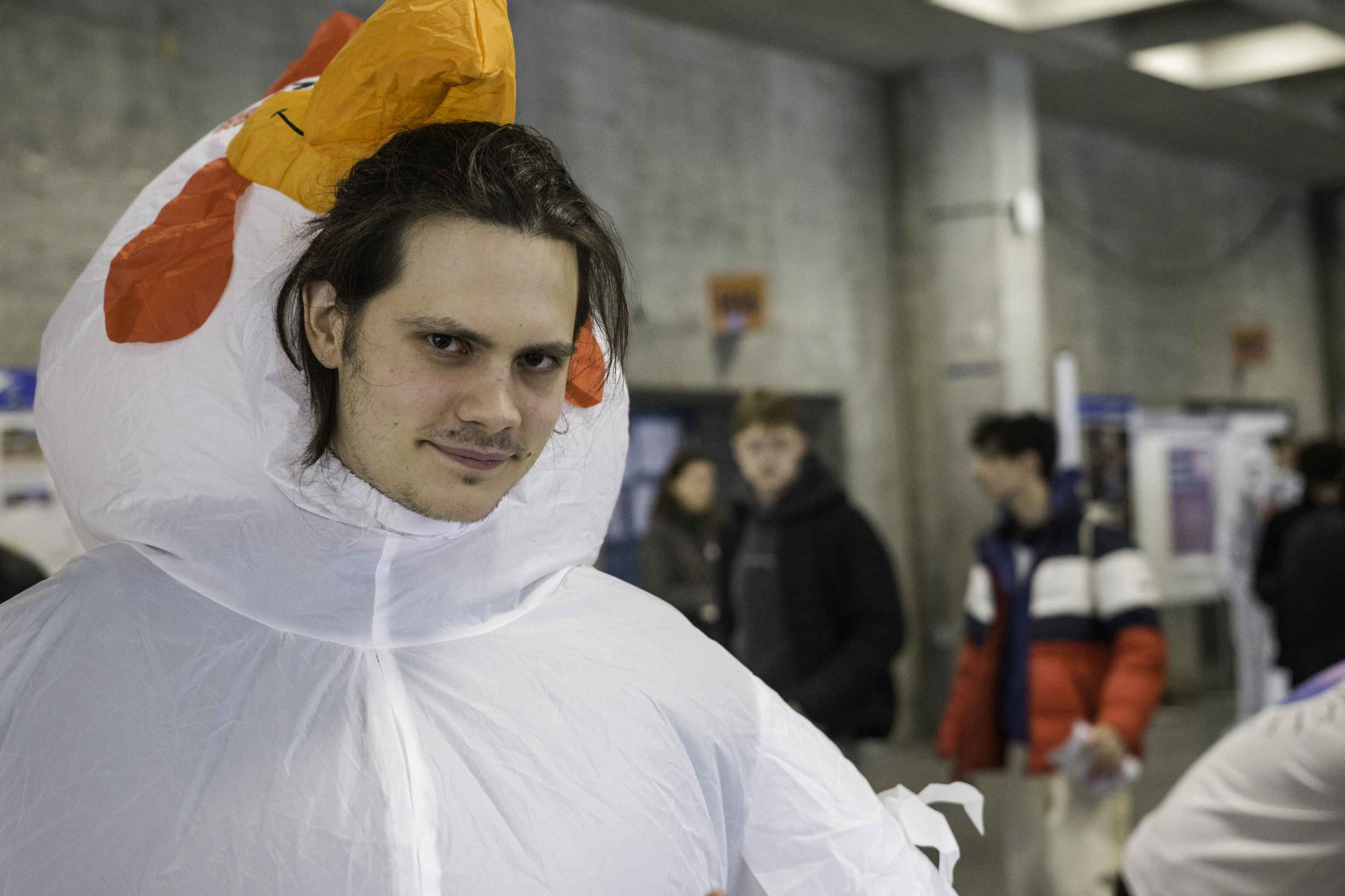 Student im Hühnerkostüm passend zur VR-Demo: Simulation von Haltungsformen im Legehennenbetrieb.