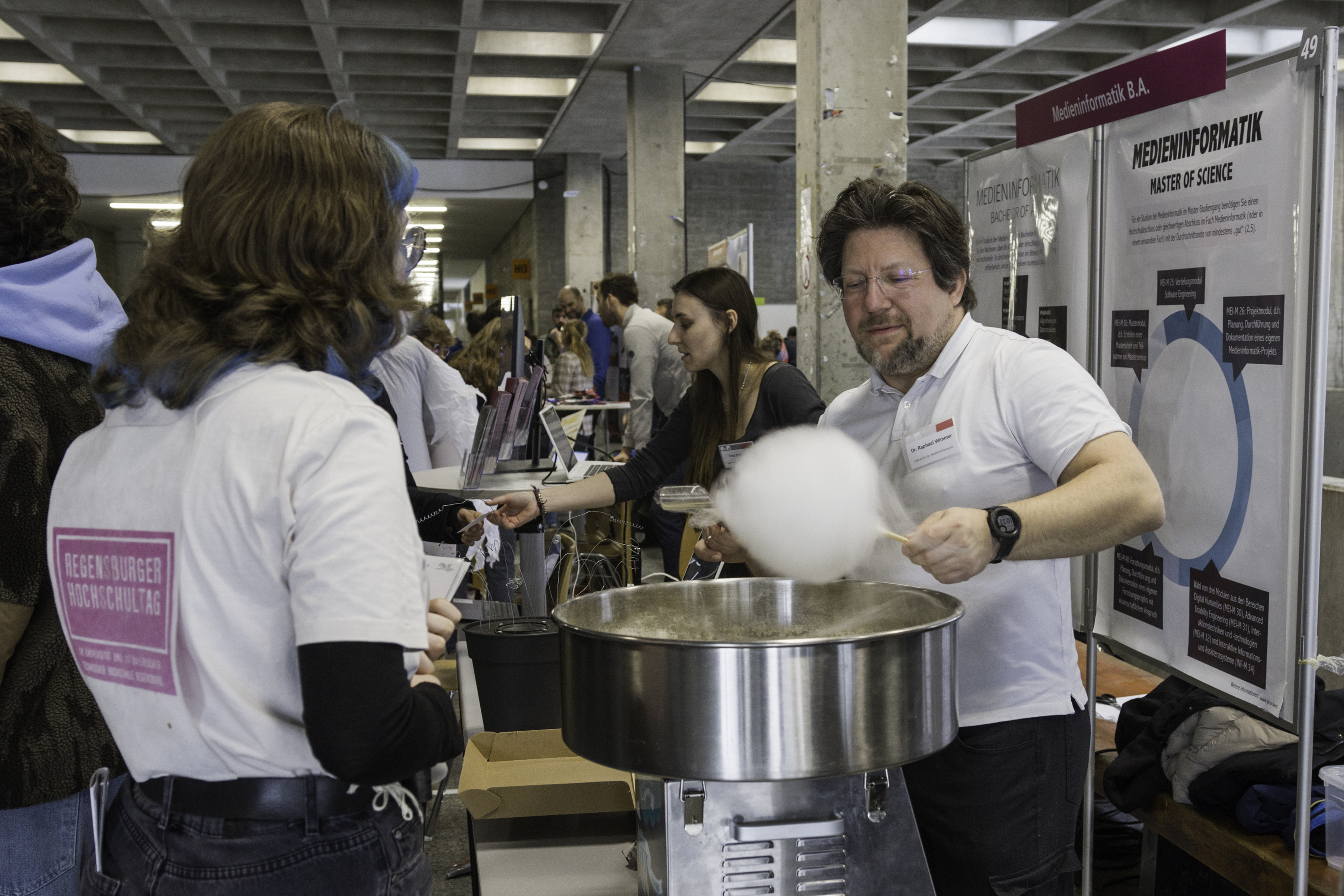 Mitarbeiter des Lehrstuhls an der Zuckerwattemaschine.