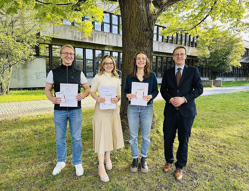 Das Bild zeigt die Preisträger und Preisträgerinnen des Best-Paper-Awards, zusammen mit dem Lehrstuhlinhaber.