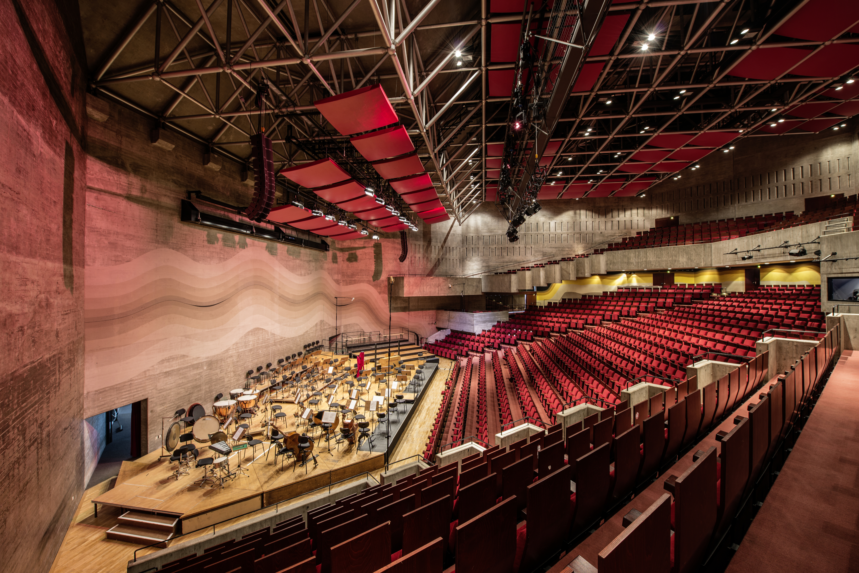 Auditorium und Bühne des größten Hörsaals der Universität Regensburg