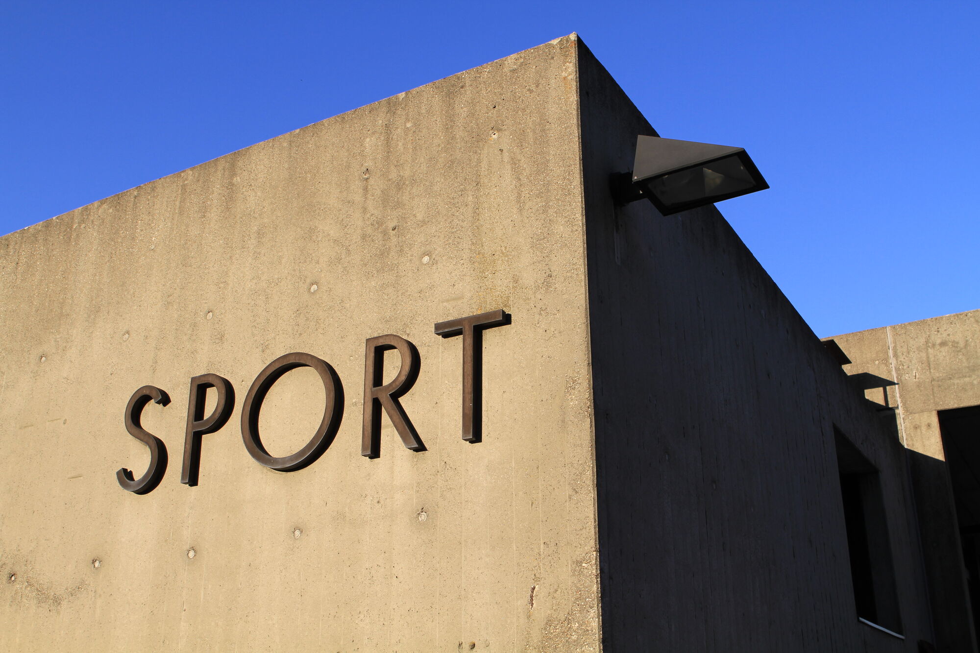 Gebäude, auf dem "Sport" steht