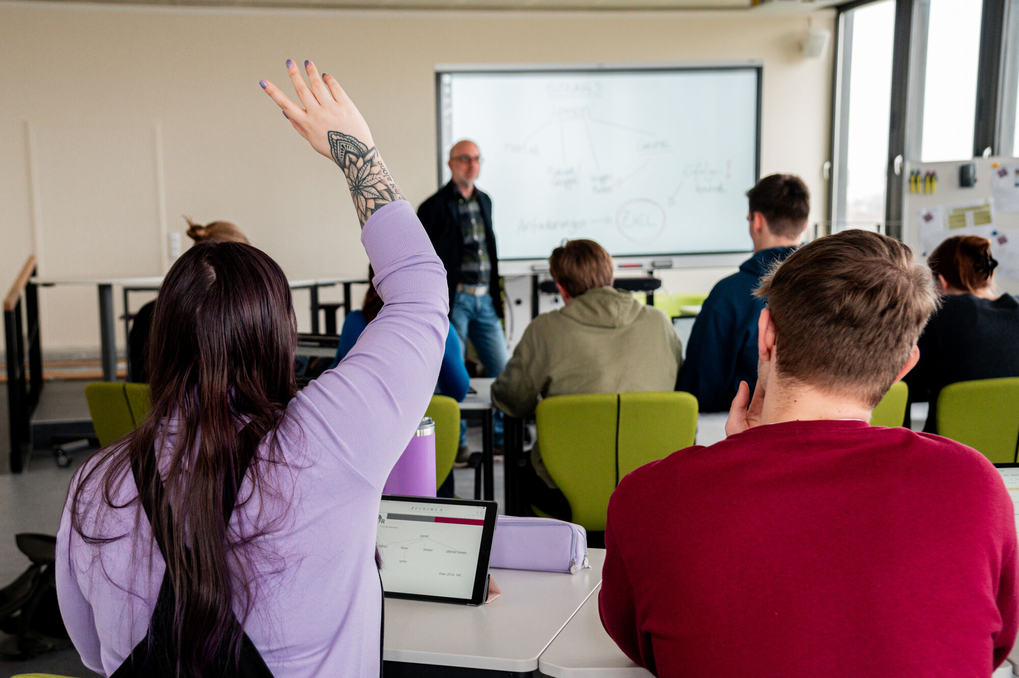 Studentin meldet sich im Seminar an der Uni Regensburg (öffnet Vergrößerung des Bildes)