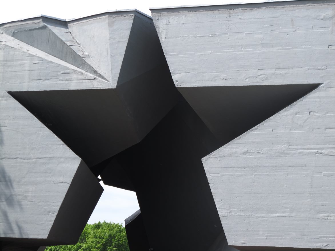 Eine sternförmige Aussparung in einer grau verputzten Mauer ist 