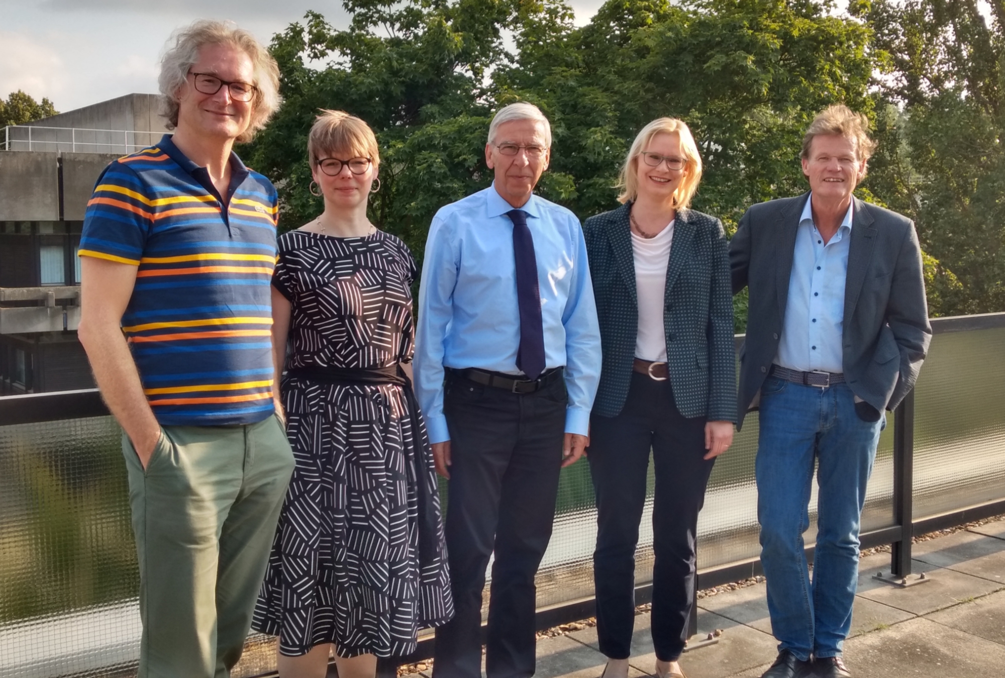 Gruppenbild mit fünf Personen (öffnet Vergrößerung des Bildes)