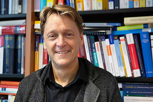 Porträt von Herrn Prof. Jürgen Kühling.