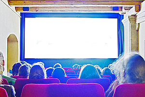 Foto eines Kinosaals aus der Zuschaueransicht.