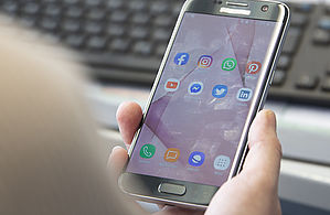 Bild eines Smartphone-Screens mit Social-Media-Apps darauf.