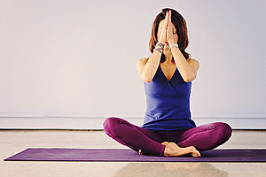 Frau in einer Yoga Pose.