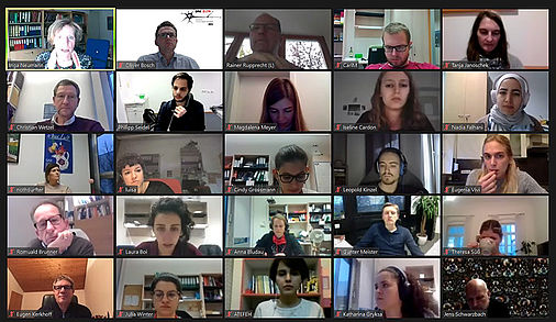 Bildschirmscreenshot einer Zoom Veranstaltung mit Teilnehmern.