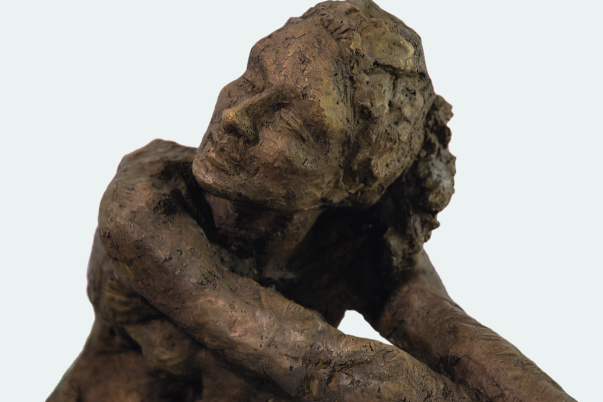 Bronzeplastik einer Frau, die ihren Kopf nach oben reckt.