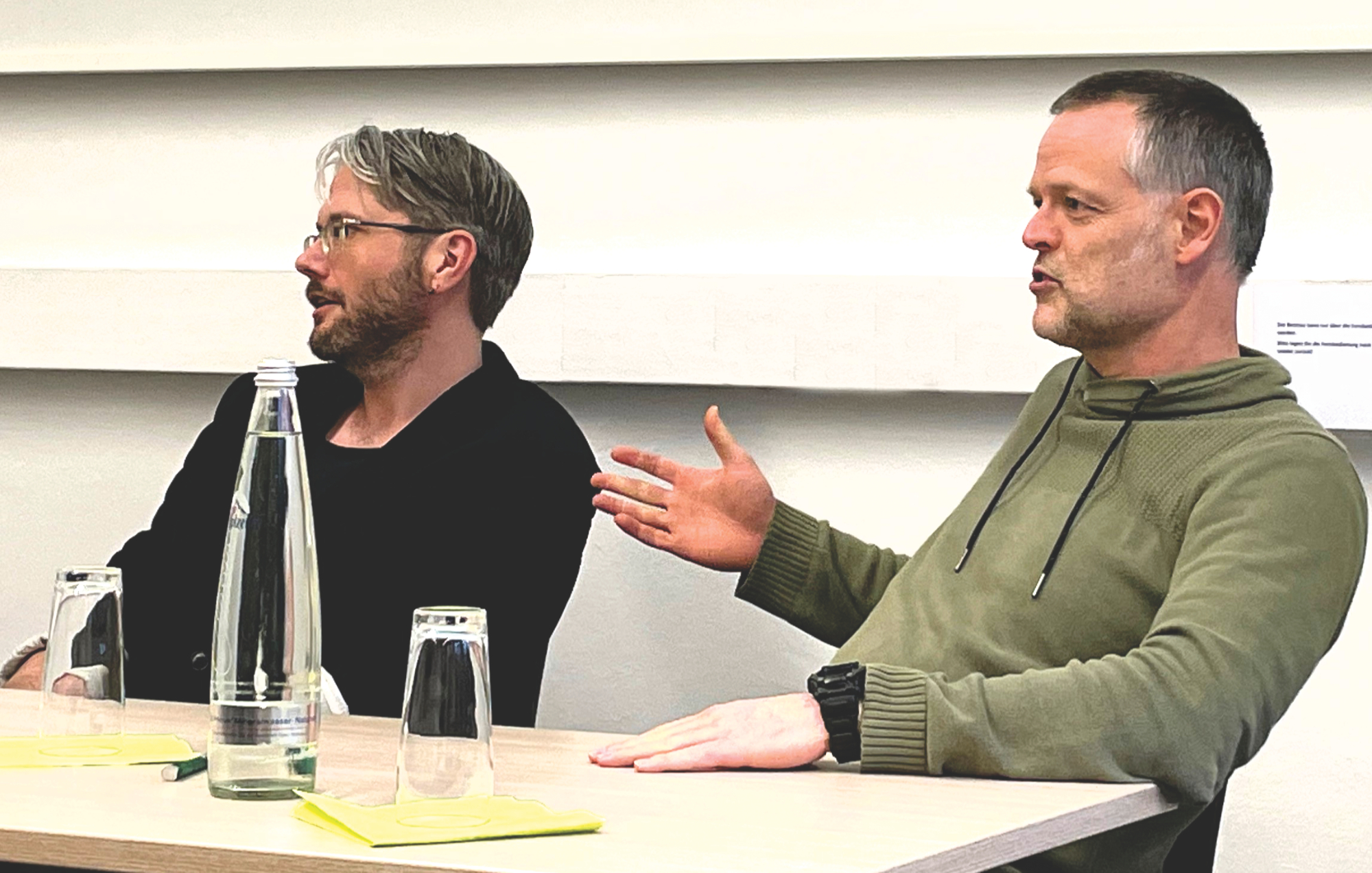 Dr. Tony Ross-Hellauer und Prof. Dr. Björn Brembs auf dem Podium während der Diskussion.