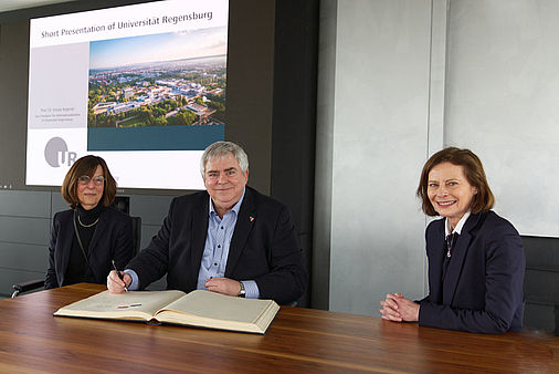 Enrique Alberto Thayer Hausz, der Botschafter der Republik Panamas, Prof.in Dr. Ursula Regener (Vizepräsidentin für Internationalisierung und Diversity) und die Leiterin des International Offices der UR, Marianne Sedlmeier sitzen gemeinsam an einem Tisch.