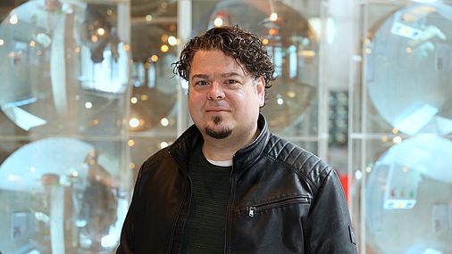 Ein Mann schaut in die Kamera