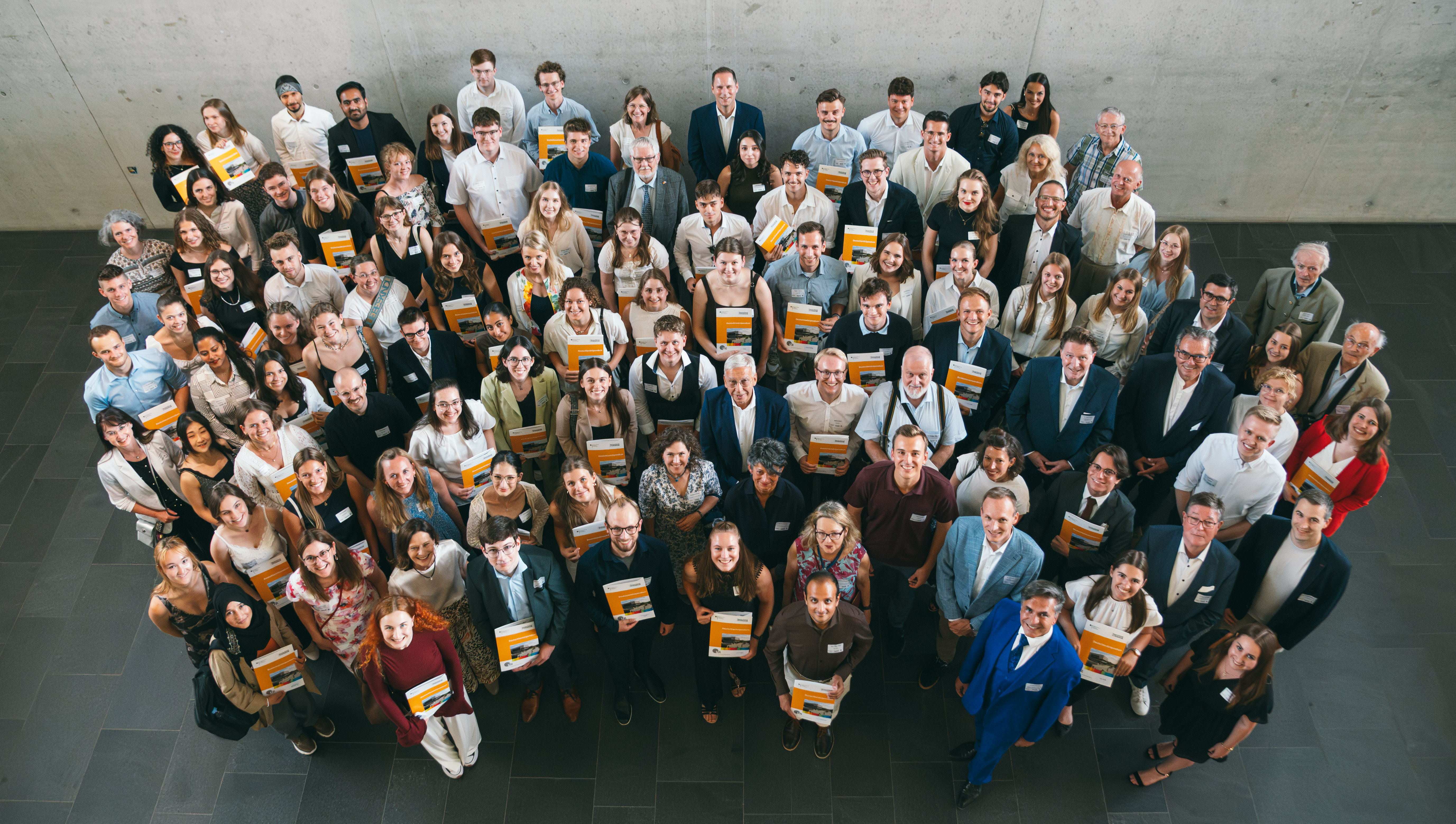 Alle Geförderten und ihre Förderer schauen nach oben in die Kamera. (öffnet Vergrößerung des Bildes)