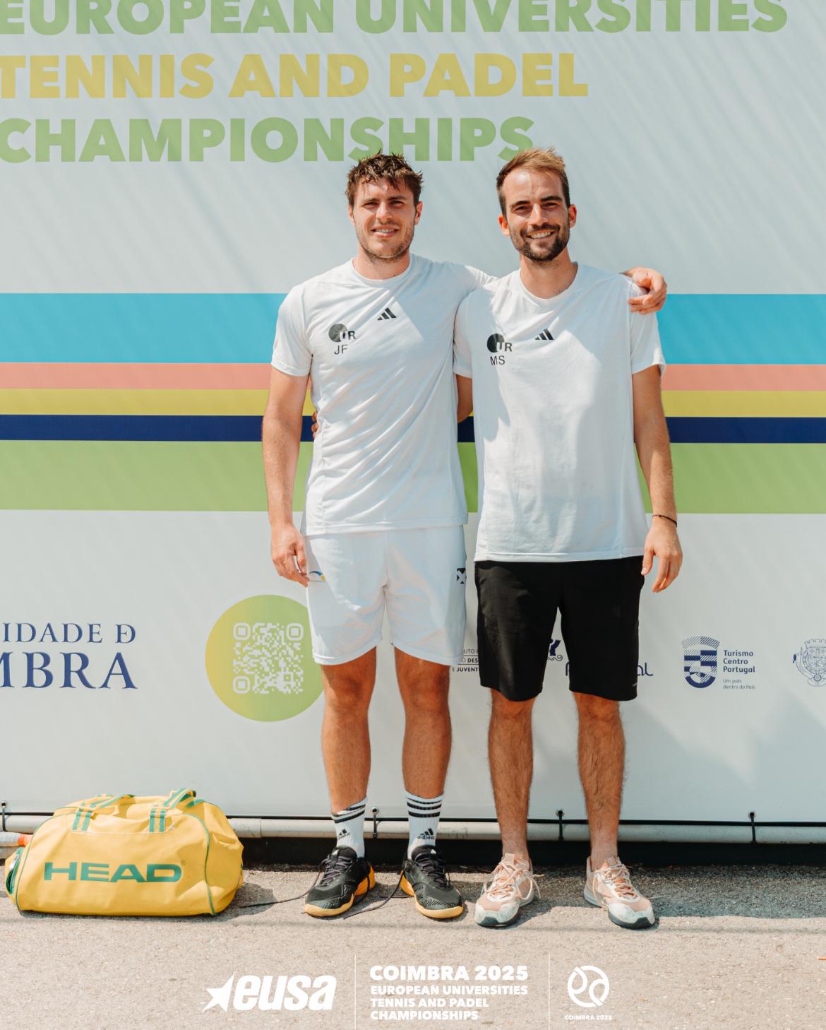 Die beiden Sieger schauen direkt in die Kamera. (öffnet Vergrößerung des Bildes)