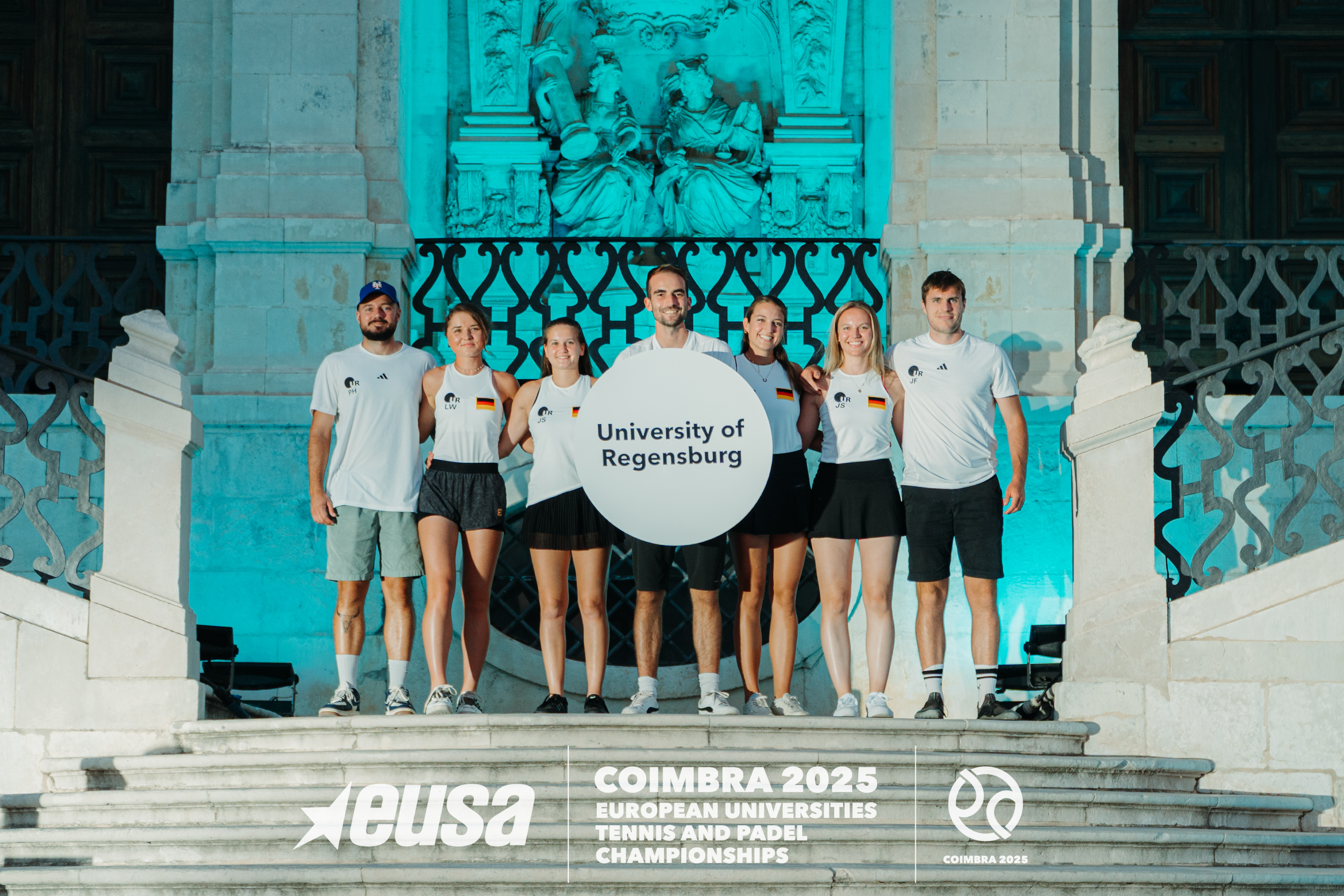 Das UR-Tennisteam steht aufgereiht nebeneinander und lächelt in die Kamera. (öffnet Vergrößerung des Bildes)