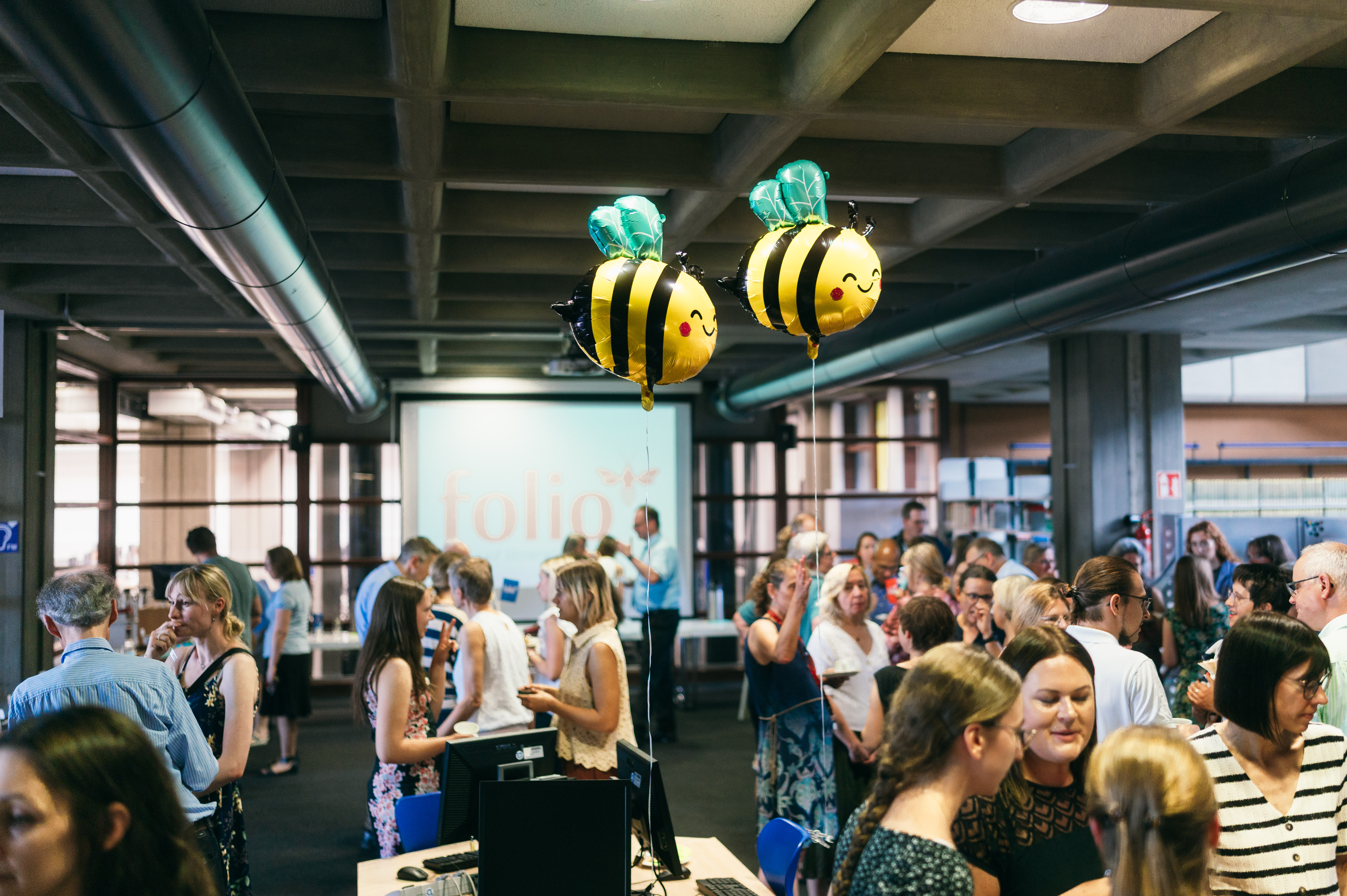 Menschen in großem Saal an Stehtischen, plaudernd. (öffnet Vergrößerung des Bildes)