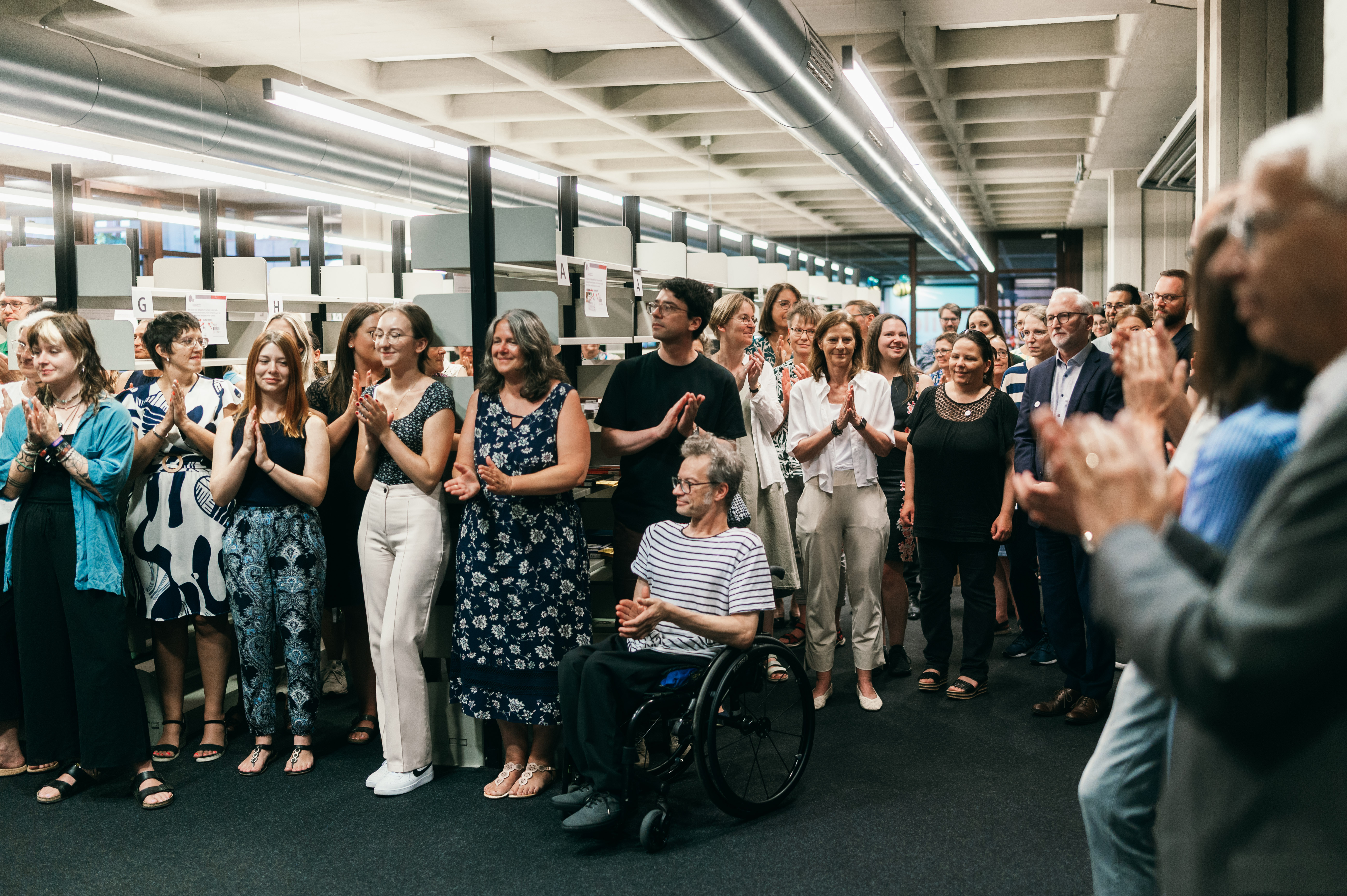 Große Personengruppe, applaudierend. (öffnet Vergrößerung des Bildes)