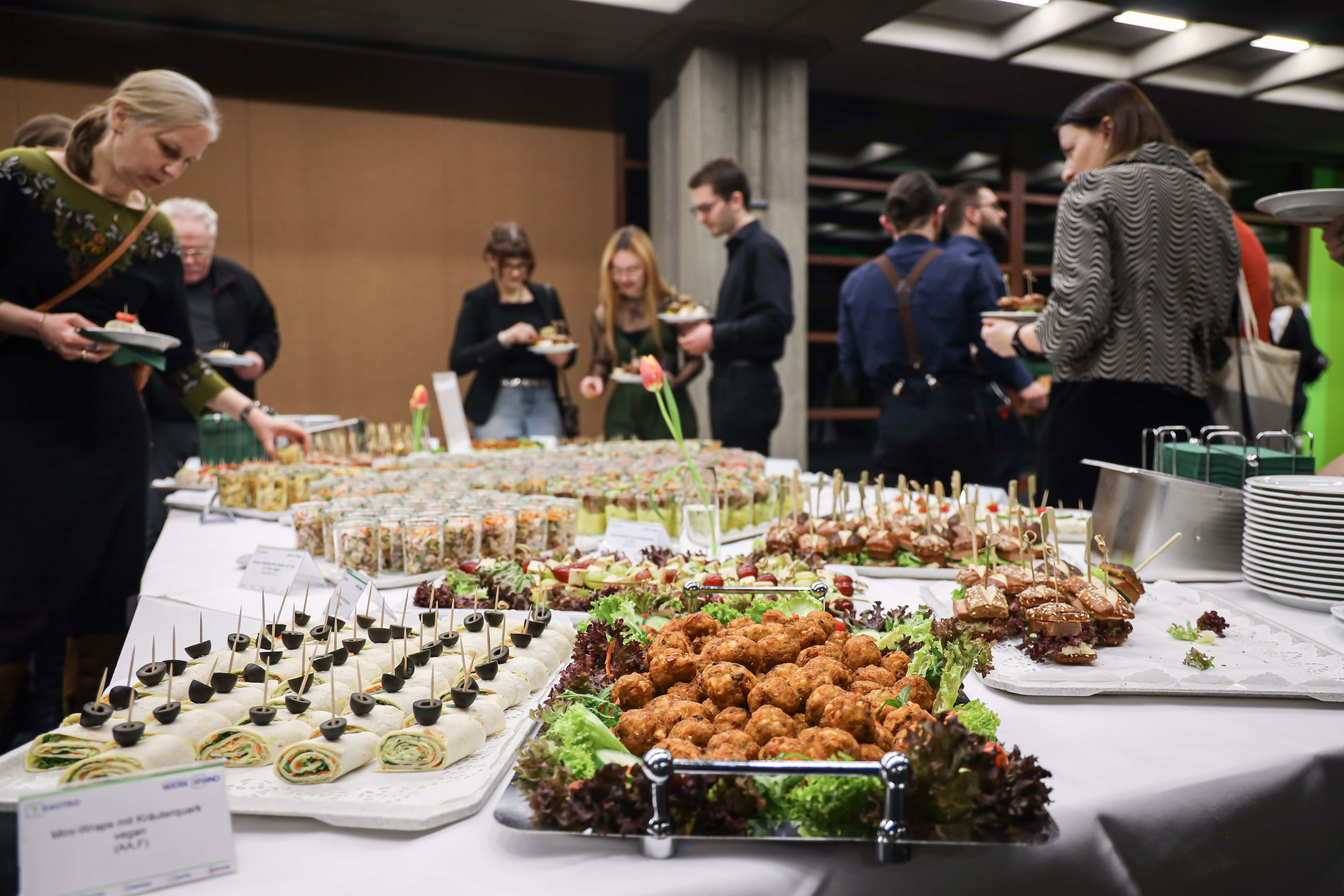 Eine Tafel mit diversem Fingerfood darauf. (öffnet Vergrößerung des Bildes)
