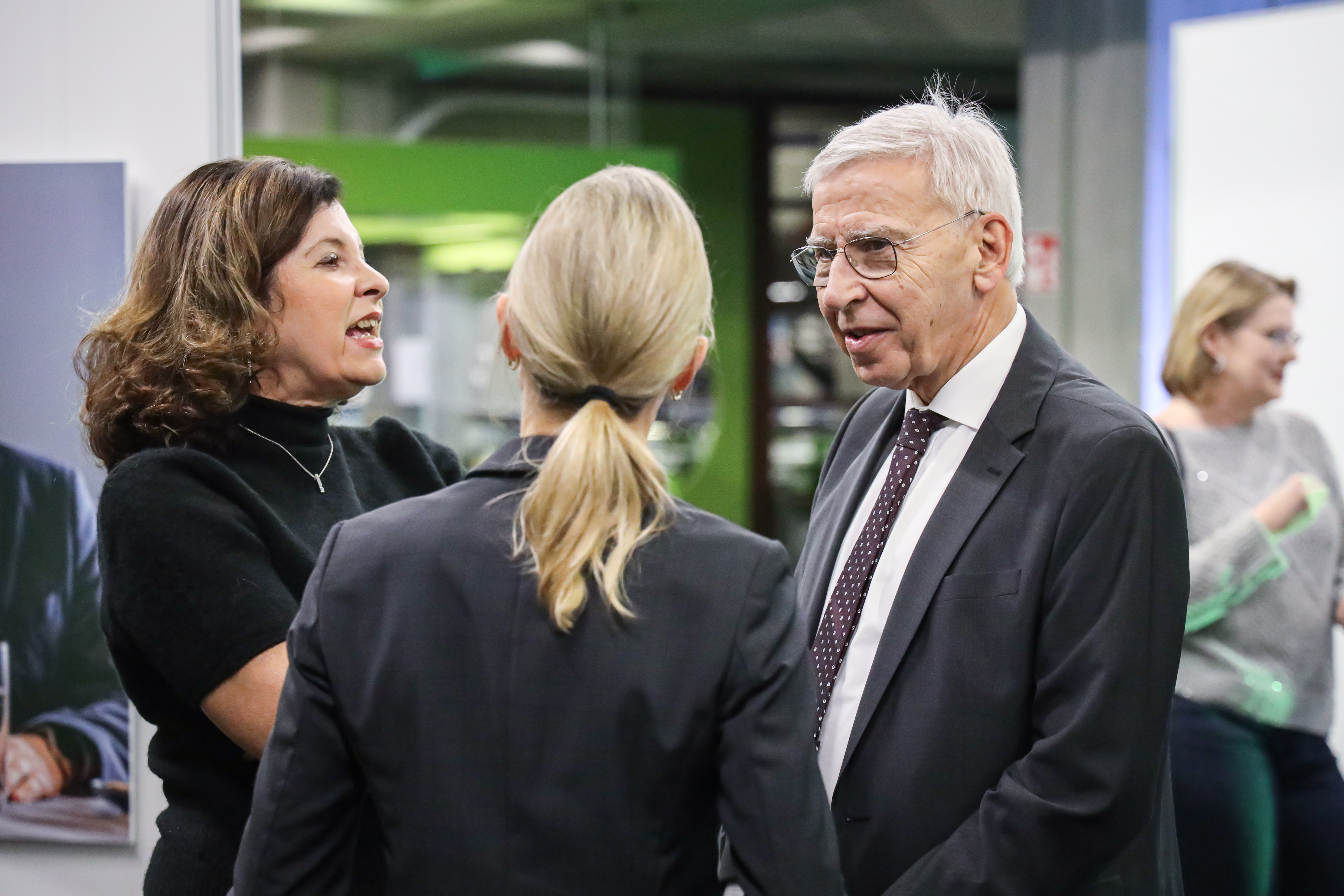 Ein Mann und zwei Frauen im angeregten Austausch. (öffnet Vergrößerung des Bildes)