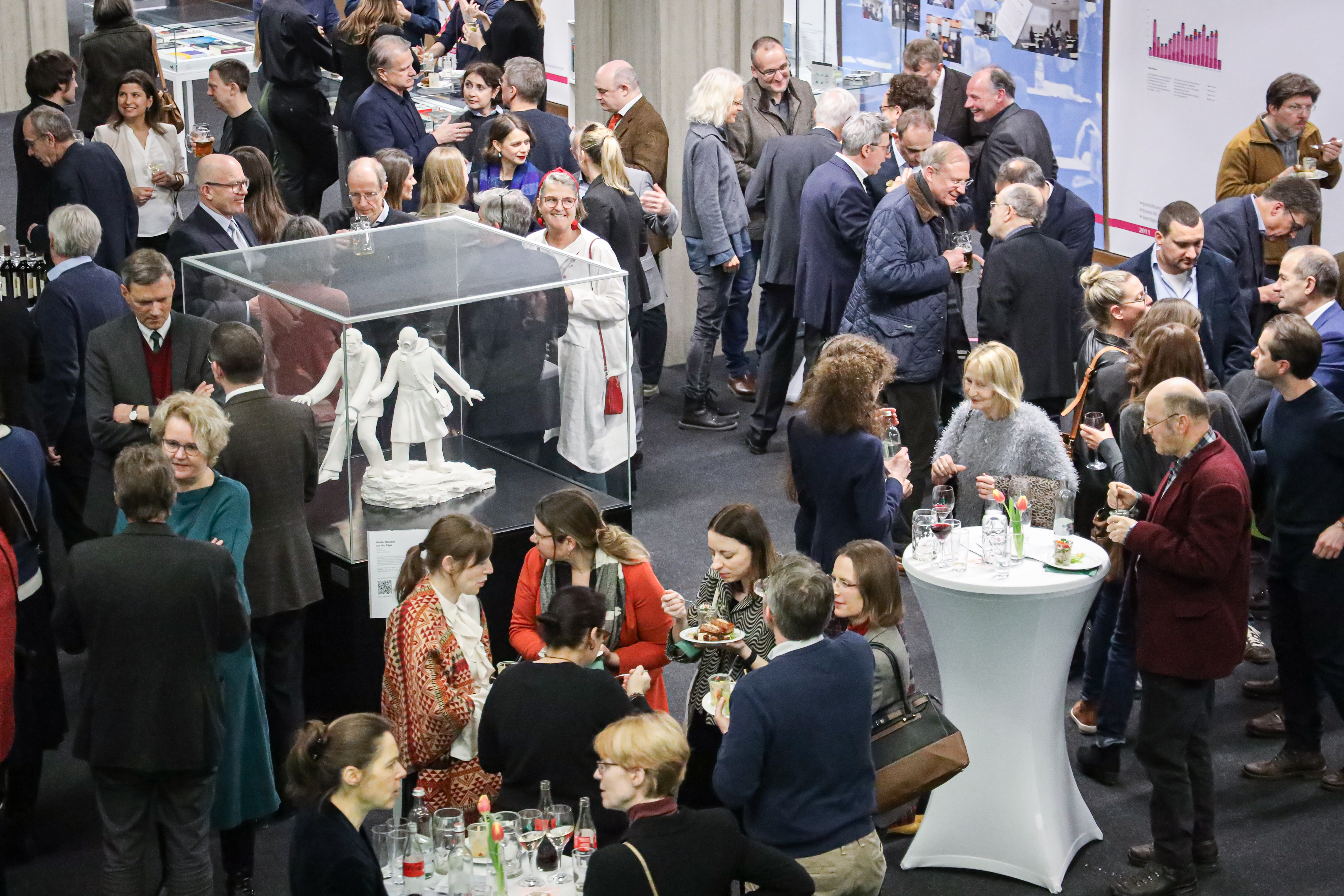 Eine große Gruppe von Menschen in verschiedenen Gesprächen aus der Vogelperspektive fotografiert. (öffnet Vergrößerung des Bildes)