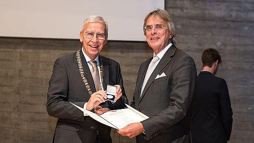 Verleihung der "Bene merenti" an Axel Bartelt.