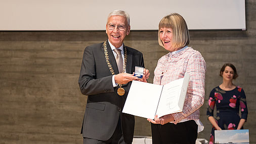 Verleihung der "Bene merenti" an Gerlinde Frammelsberger.