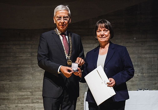 Verleihung der "Bene merenti" an Christine Schimpfermann.