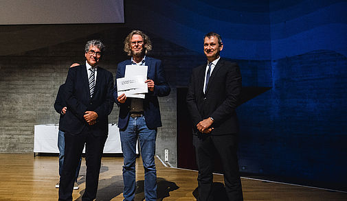 Übergabe stellvertretend an Dr. Gernot Längst.