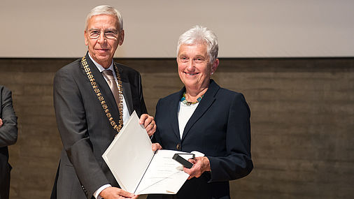 Verleihung der Ehrennadel an Eva-Maria Hollnberger.