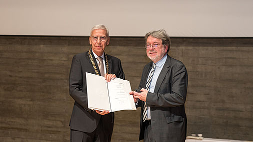 Verleihung der Ehrennadel an Prof. Dr. Dr. h.c. Joachim Möller.