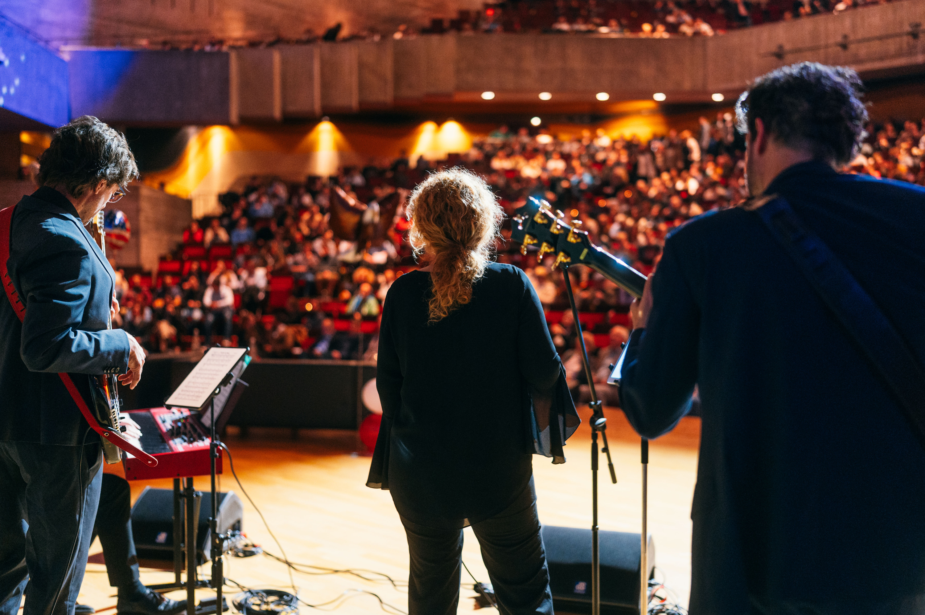Eine Dreier-Musik-Combo auf der Bühne des gut besuchten Auditorium maximum der Universität Regensburg.