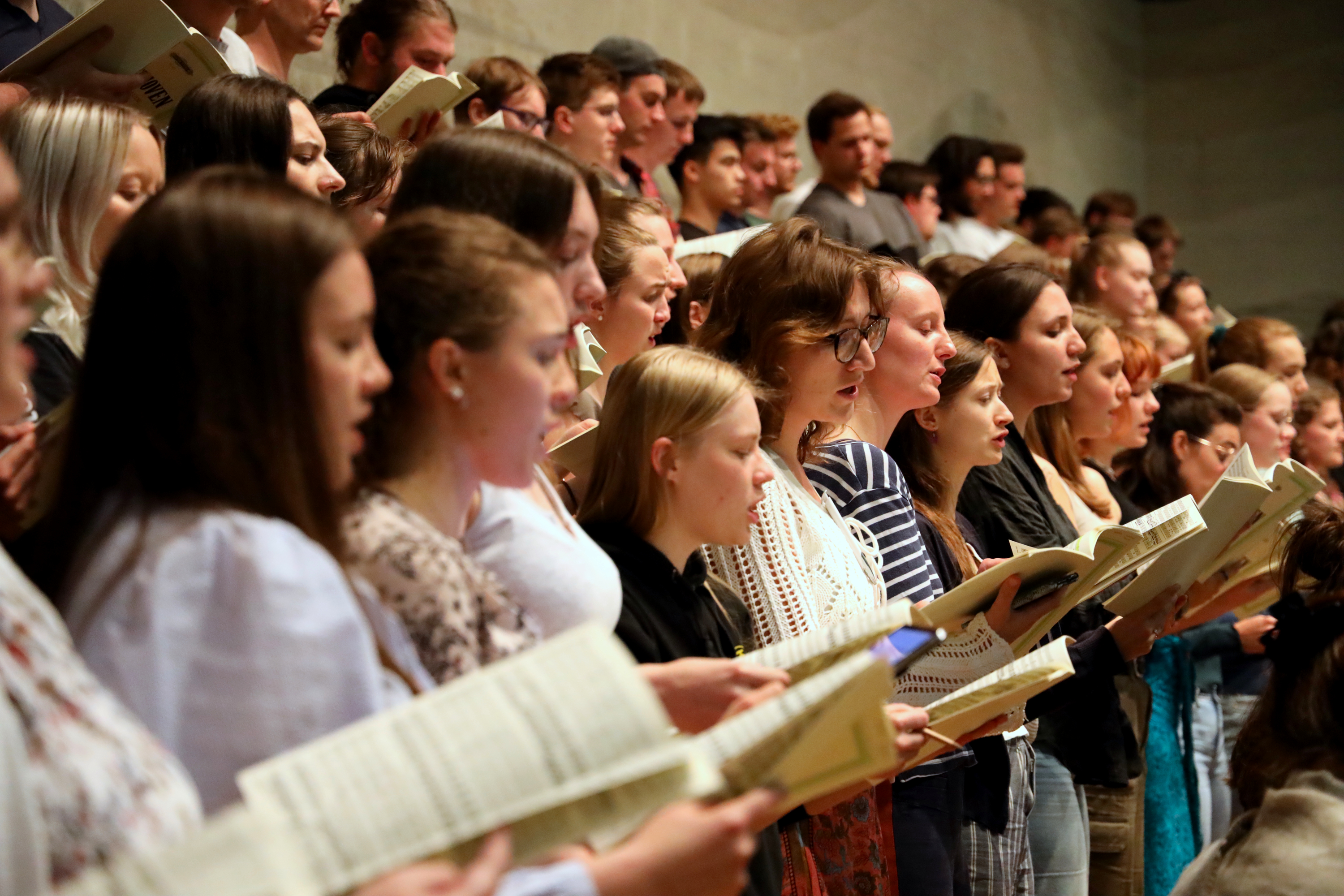 Singende Studentinnen und Studenten im Audimax der Universität Regensburg.