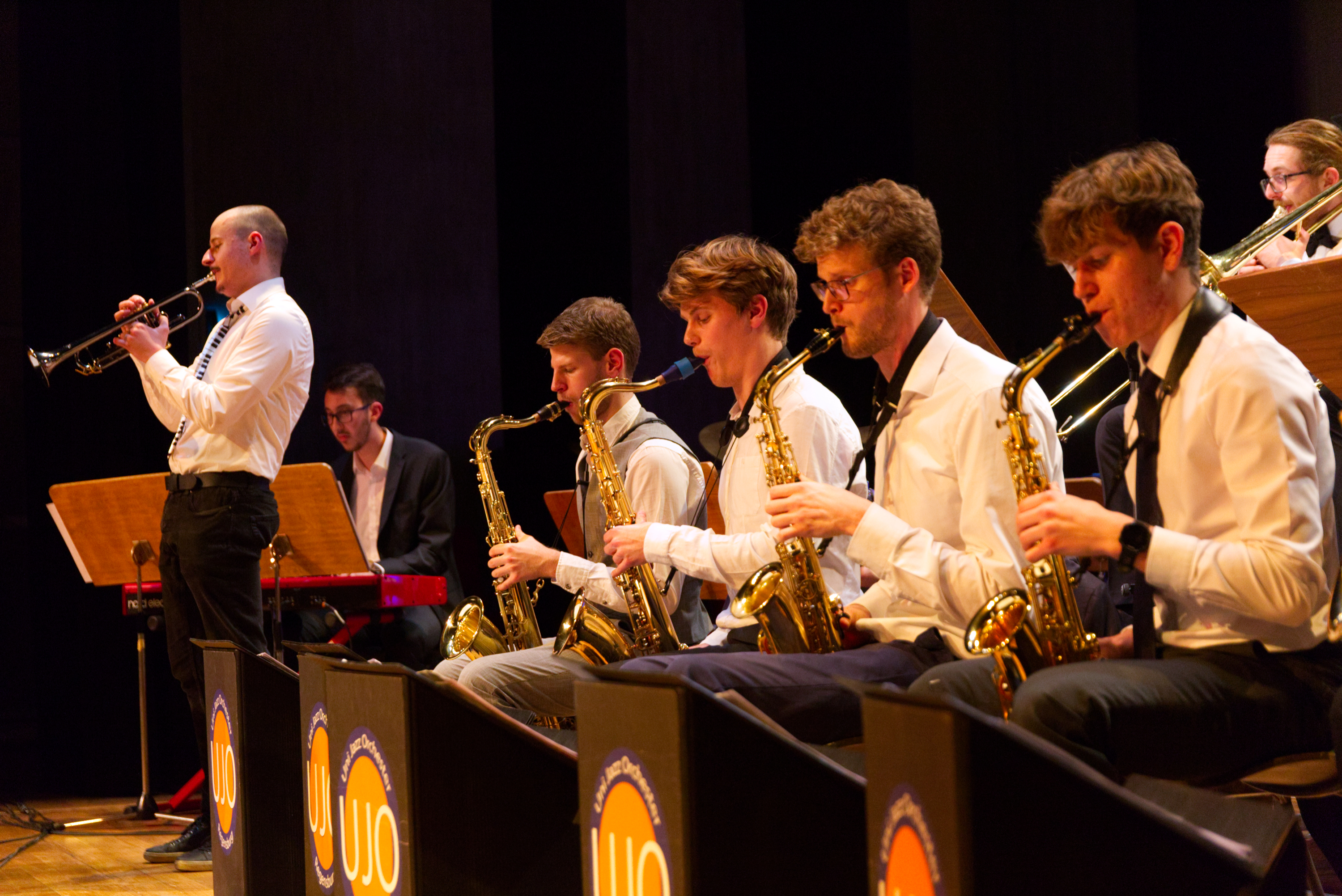 Ein Trompeter und Saxophonspieler bei einem Konzert an der Universität Regensburg.