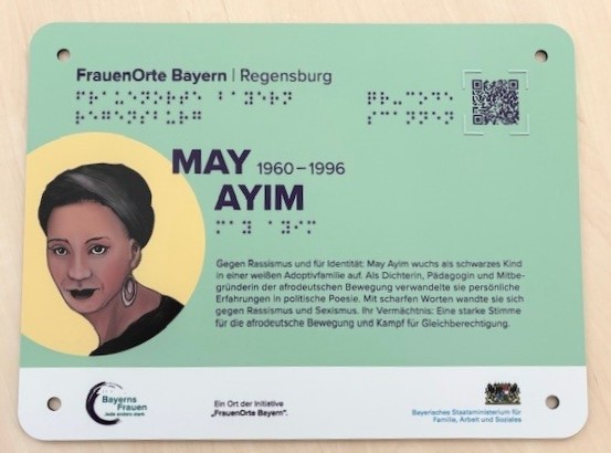 Plakette der FrauenOrte Bayern für May Ayim