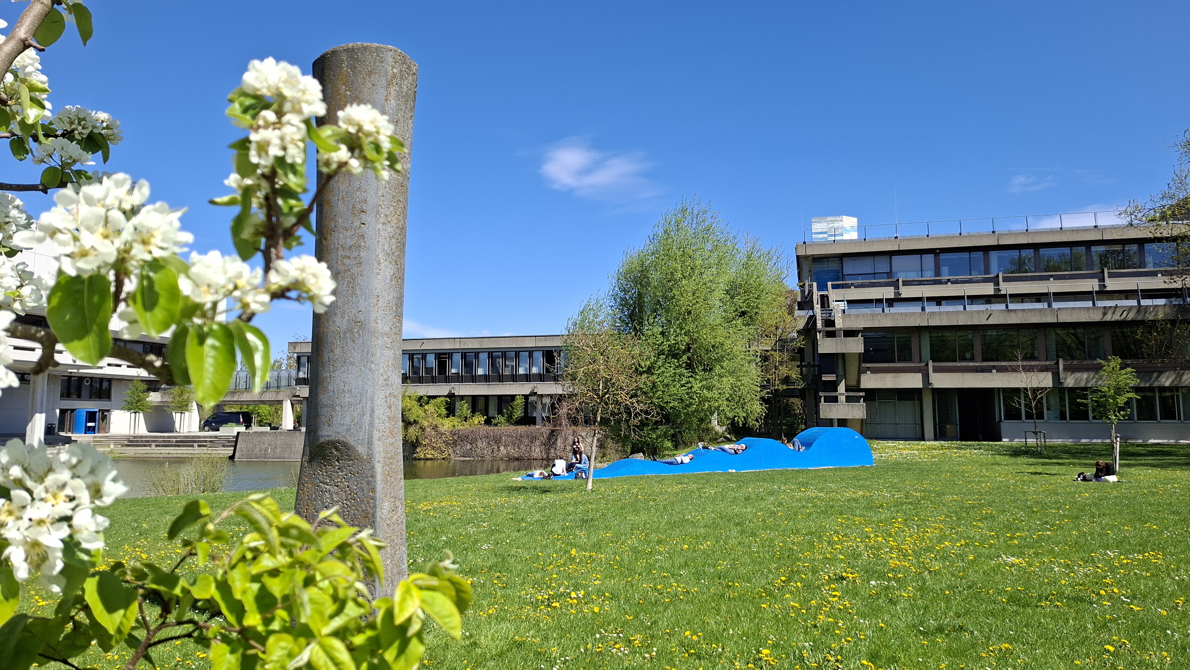 Das Kunstwerk "Die blaue Welle" am Campus der Universität Regensburg.