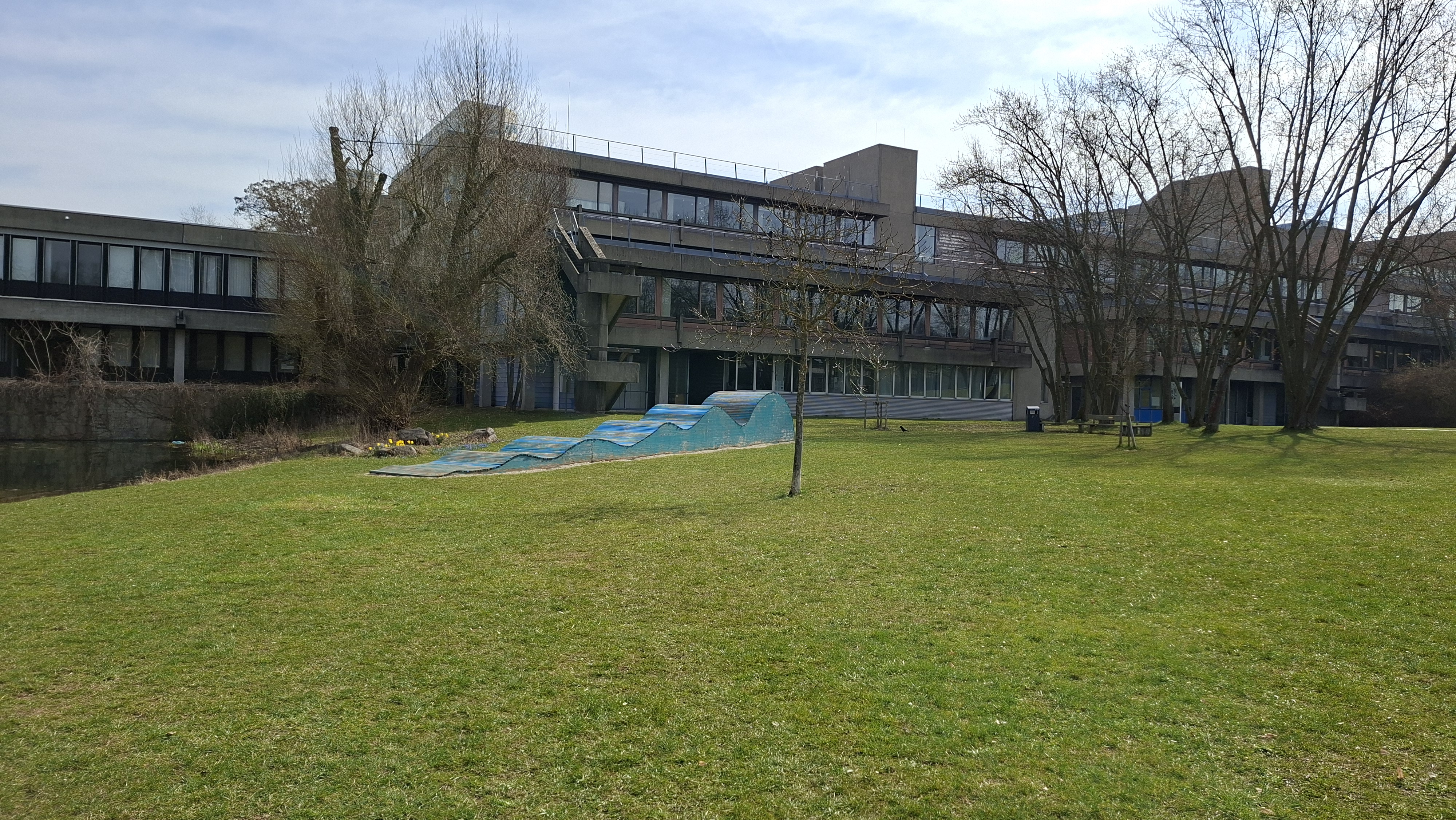 Das Kunstwerk "Die blaue Welle" am Campus der Universität Regensburg.